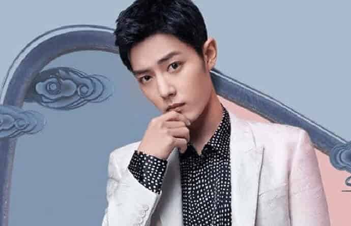 Kota Chongqing, Tempat Kelahiran Xiao Zhan / Sean Xiao Xiao Zhan (Sean Xiao) adalah aktor, penyanyi, dan anggota grup idola pria X NINE. Dia bekerja sebagai fotografer dan desainer grafis sebelum debutnya. Pada tahun 2015, Xiao berpartisipasi dalam program realitas "X-Fire" di mana ia dilatih untuk menjadi idola bersama 15 orang lainnya. Penampilan pertama Xiao adalah di Konser Tahun Baru Zhejiang TV 2016, di mana ia membawakan single "Freeze" serta lagu tema "Be A Man" bersama rekan satu timnya. Xiao memulai debutnya bersama delapan trainee lainnya di grup idola X NINE pada tahun 2016. X NINE merilis mini album pertama mereka X Jiu pada bulan September 2016. Tionghoa - Kota Chongqing, Tempat Kelahiran Xiao Zhan Sean Xiao - 1