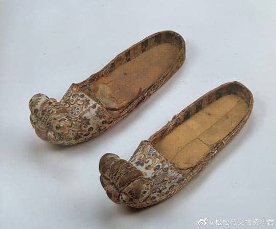Sepatu Brokat Kepala Awan Dinasti Tang Sumber: Hanfu Fuxindi Sepatu Brokat Kepala Awan Dinasti Tang