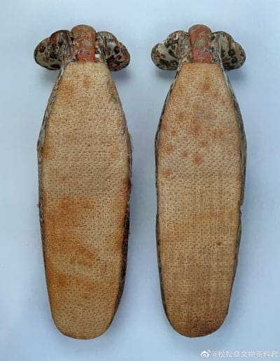 Sepatu Brokat Kepala Awan Dinasti Tang Sumber: Hanfu Fuxindi Sepatu Brokat Kepala Awan Dinasti Tang