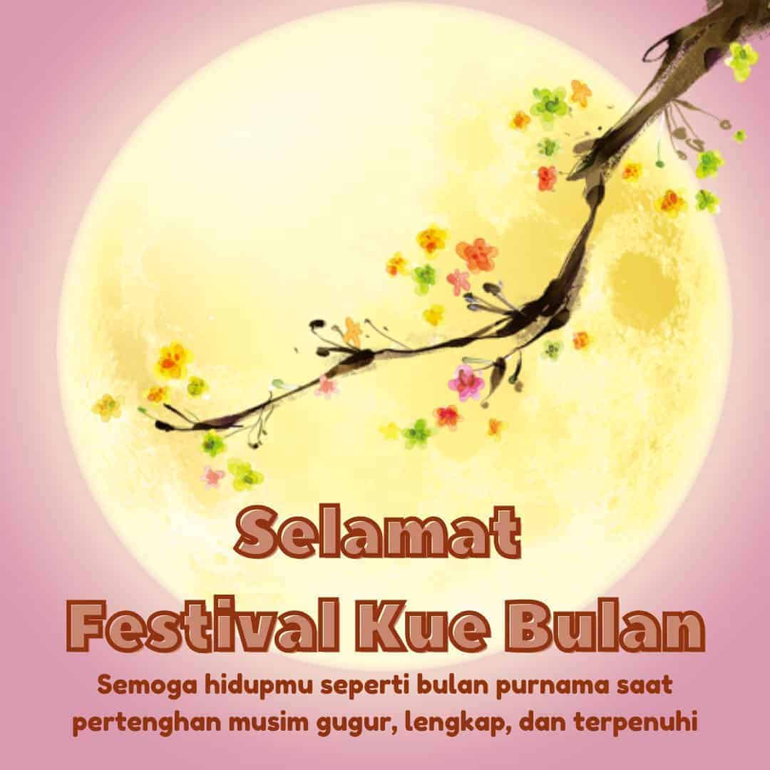 Kumpulan Ucapan dan Doa Perayaan Festival Kue Bulan 2021 1. Semoga cerahnya sinar bulan di pertengahan musim gugur ini menerangi setiap perjalanan dan membawa kebahagiaan untukmu. Selamat Festival Pertengahan Musim Gugur. 2. Bulan saat pertenghan musim gugur sangatlah bulat, kue bulan isinya sangatlah manis, teman dan keluarga berkumpul bersama di perayaan panen. Kukirimkan doa yang menghangatkan hati. Selamat Festival Kue Bulan. 3. Bulan yang cerah bersinar, bintang-bintang bersinar, dan Festival Pertengahan Musim Gugur telah tiba. Semgoa memberimu keluarga yang bahagia dan masa depan yang sukses. 4. Selamat Festival Pertengahan Musim Gugur. Semoga Festival Pertengahan Musim Gugur tahun ini menjadi Festival Pertengahan Musim Gugur yang membahagiakan. 5. Selamat Festival Kue Bulan. Semoga hidupmu seperti bulan purnama saat pertenghan musim gugur, lengkap dan terpenuhi. 6. Selamat Festival Pertengahan Musim Gugur. Semoga semuanya berjalan dengan baik dan menjadi kenyataan. 7. Angkat gelas ke langit dan ucapkan harapan yang baik untukmu. Selamat Festival Kue Bulan. 8. Saya berharap karier dan kehidupan Anda, seperti bulan purnama Festival Pertengahan Musim Gugur, cerah dan penuh kesuksesan. Selamat Festival Kue Bulan. 9. Festival pertengahan musim gugur semakin dekat, saya berharap kebahagiaan dan kesempurnaan selalu bersama Anda dan keluarga. Selamat merayakan festival pertengahan musim gugur. 10. Semoga bulan yang cerah menyinari setiap perjalananmu dan selalu memberimu kebahagiaan. Selamat merayakan festival pertengahan musim gugur. Kumpulan Ucapan dan Doa Perayaan Festival Kue Bulan 2021