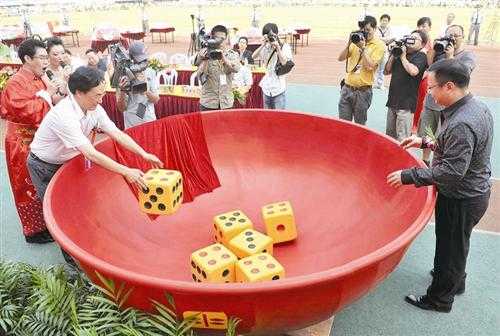 Tionghoa Org - Adat Istiadat Rakyat di Kota Xiamen, Tiongkok - Perjudian Kue Bulan Pertengahan Musim Gugur