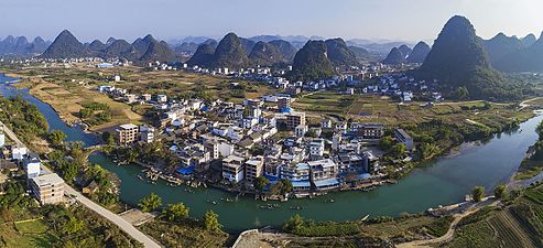 Tionghoa Org - Guilin, Kota di Tiongkok Dengan Pemandangan Alam Yang Menakjubkan - Rafts sailing down the Yulong River in Yangshuo, a county of Guilin