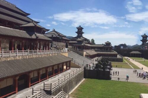 Hengdian World Studios, Lokasi Syuting Acara TV, Film & Drama Yang Populer di Tiongkok Apakah kamu pernah menonton acara televisi, film, atau drama Tiongkok berlatar sejarah? Dilaporkan bahwa sekitar 70 persen acara televisi dan film/drama Tiongkok melakukan proses syuting di Hengdian World Studios setiap tahunnya, lho! Penasaran Hengdian World Studios itu seperti apa sih? Yuk simak artikel berikut. Tionghoa Org - Hengdian World Studios, Lokasi Syuting Acara TV, Film & Drama Yang Populer di Tiongkok - 7