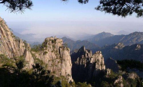 Huangshan/Yellow Mountain, Pegunungan di Provinsi Anhui, Tiongkok Huangshan atau Gunung Huang (黄山 dibaca: Huángshān), adalah sebuah pegunungan di Provinsi Anhui selatan, di Tiongkok bagian timur. Vegetasi di pegunungan lebih rimbun pada ketinggian di bawah 1100 meter (3600 ft), di mana pepohonan tumbuh sampai batas di 1800 meter (5900 ft). Tionghoa Org - Huangshan Yellow Mountain, Pegunungan di Provinsi Anhui, Tiongkok - 1