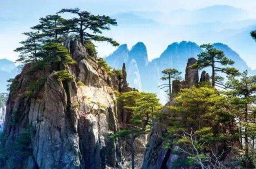 Huangshan/Yellow Mountain, Pegunungan di Provinsi Anhui, Tiongkok Huangshan atau Gunung Huang (黄山 dibaca: Huángshān), adalah sebuah pegunungan di Provinsi Anhui selatan, di Tiongkok bagian timur. Vegetasi di pegunungan lebih rimbun pada ketinggian di bawah 1100 meter (3600 ft), di mana pepohonan tumbuh sampai batas di 1800 meter (5900 ft). Tionghoa Org - Huangshan Yellow Mountain, Pegunungan di Provinsi Anhui, Tiongkok - 2