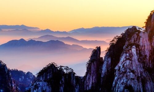 Huangshan/Yellow Mountain, Pegunungan di Provinsi Anhui, Tiongkok Huangshan atau Gunung Huang (黄山 dibaca: Huángshān), adalah sebuah pegunungan di Provinsi Anhui selatan, di Tiongkok bagian timur. Vegetasi di pegunungan lebih rimbun pada ketinggian di bawah 1100 meter (3600 ft), di mana pepohonan tumbuh sampai batas di 1800 meter (5900 ft). Tionghoa Org - Huangshan Yellow Mountain, Pegunungan di Provinsi Anhui, Tiongkok - 3