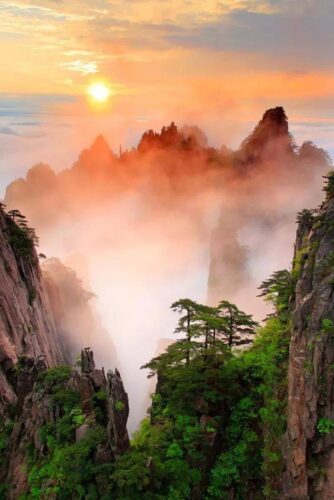 Huangshan/Yellow Mountain, Pegunungan di Provinsi Anhui, Tiongkok Huangshan atau Gunung Huang (黄山 dibaca: Huángshān), adalah sebuah pegunungan di Provinsi Anhui selatan, di Tiongkok bagian timur. Vegetasi di pegunungan lebih rimbun pada ketinggian di bawah 1100 meter (3600 ft), di mana pepohonan tumbuh sampai batas di 1800 meter (5900 ft). Tionghoa Org - Huangshan Yellow Mountain, Pegunungan di Provinsi Anhui, Tiongkok - 5