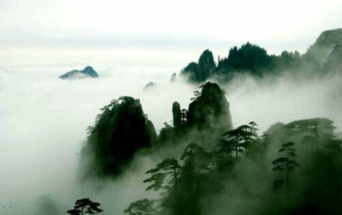 Huangshan/Yellow Mountain, Pegunungan di Provinsi Anhui, Tiongkok Huangshan atau Gunung Huang (黄山 dibaca: Huángshān), adalah sebuah pegunungan di Provinsi Anhui selatan, di Tiongkok bagian timur. Vegetasi di pegunungan lebih rimbun pada ketinggian di bawah 1100 meter (3600 ft), di mana pepohonan tumbuh sampai batas di 1800 meter (5900 ft). Tionghoa Org - Huangshan Yellow Mountain, Pegunungan di Provinsi Anhui, Tiongkok - 6
