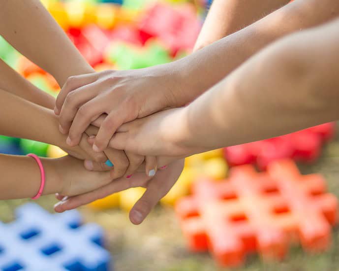 Anda Tidak Pernah Kehilangan Teman "Anda tidak pernah kehilangan teman, namun jiwa Anda sedang melakukan seleksi ketat terhadap sahabat sejati. Oleh karena itu, jangan terlalu bersedih kalau seseorang atau sekelompok orang meninggalkan Anda. Mereka tidak jahat. Mereka sedang dipilih dan dipilah oleh jiwa Anda. Dan jiwa Anda akan memilih sahabat sejati secara jauh lebih jernih kalau Anda berhenti sedih. Sebaliknya, izinkan tangan-tangan maha sempurna bekerja tanpa diganggu oleh keinginan". Anda Tidak Pernah Kehilangan Teman