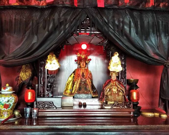 Dewi Sui We Sen Niang (水尾圣娘) Dewi Sui We Sen Niang (Simplified: 水尾圣娘, Traditional: 水尾聖娘, Pinyin: Shuǐ Wěi Shèng Niáng) adalah Dewi yang dipuja masyarakat Hainan yang tinggal di daerah-daerah tepi laut. Pemujaannya menyebar bersama dengan penyebaran masyarakat Hainan ke seluruh dunia. Dewi Sui We Sen Niang (水尾圣娘)