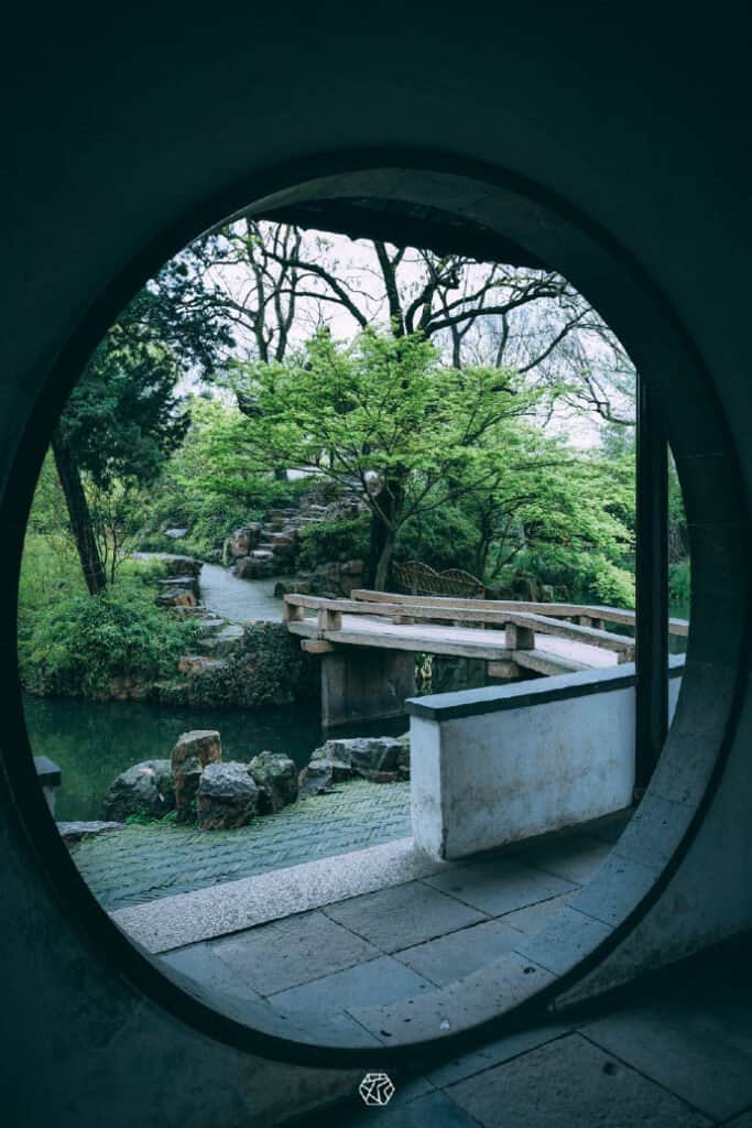 Keindahan Taman Zhuozheng di Suzhou, Tiongkok Taman Zhuozheng (Hanzi: 拙政园, Pinyin: Zhuōzhèng yuán) adalah taman yang terletak di Suzhou, merupakan Situs Warisan Dunia UNESCO dan salah satu taman paling terkenal di Suzhou. Keindahan Taman Zhuozheng di Suzhou, Tiongkok