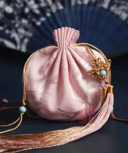 Tradisi Festival Perahu Naga Dalam bahasa Tionghoa, Festival Perahu Naga disebut sebagai Duanwu Jie (Hanzi: 端午节, Pinyin: Duānwǔ jié). Tradisi Festival Perahu Naga