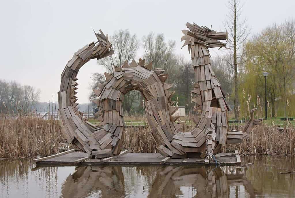 Kronologi Asal Usul Perayaan Festival Perahu Naga (端午节) Festival Perahu Naga (Hanzi: 端午节, Pinyin: Duānwǔ jié) adalah salah satu festival paling kuno di Tiongkok. Kronologi Asal Usul Perayaan Festival Perahu Naga (端午节)