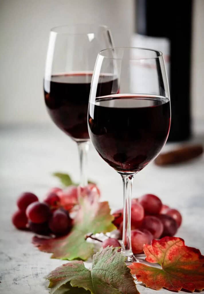 Minuman Dalam Perjamuan Pernikahan Tionghoa Sudah menjadi tradisi bagi pasangan untuk menerima tiga kali bersulang di pesta pernikahan. Minuman Dalam Perjamuan Pernikahan Tionghoa