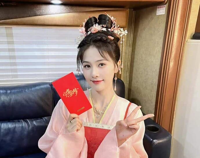 Bai Lu Bagikan Foto Saat Memulai Syuting Drama "Ning An Ru Meng 宁安如梦" Bai Lu membagikan foto baru saat dia memulai syuting untuk drama romansa historical "Ning An Ru Meng / 宁安如梦". Di drama tersebut Bai Lu akan berperan sebagai Jiang Xuening. Bai Lu Bagikan Foto Saat Memulai Syuting Drama "Ning An Ru Meng 宁安如梦"