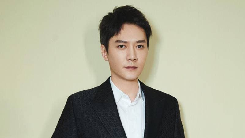 Biodata & Nama Fandom Feng Shaofeng 冯绍峰 Nama fandom Feng Shaofeng adalah 峰铃 atau 峰叶 (dibaca: fēng líng atau fēng yè). Nama fandom ini memiliki arti lonceng angin atau daun maple. "Feng 峰" pada Feng Ling ataupun Feng Ye menggunakan karakter "Feng" dalam namanya. Biodata & Nama Fandom Feng Shaofeng 冯绍峰