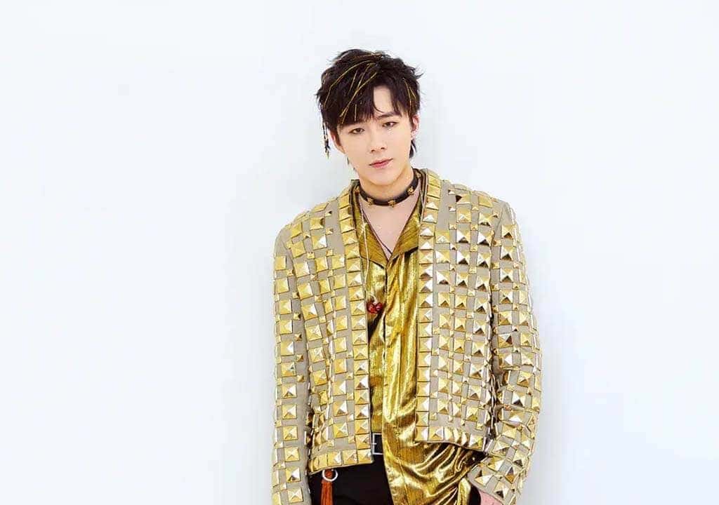 Biodata & Nama Fandom Liu Yuning 刘宇宁 Nama fandom Liu Yuning adalah 知性小棚妃 (dibaca: zhī xìng xiǎo péng fēi). Nama fandom ini memiliki arti putri gudang kecil yang intelektual. Dia pernah bercanda dengan penggemar saat siaran langsung, bahwa dia memiliki begitu banyak penggemar, mereka harus membangun gudang di lapangan untuk menampung mereka semua. Biodata & Nama Fandom Liu Yuning 刘宇宁