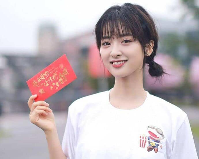 Biodata & Nama Fandom Shen Yue 沈月 Nama fandom Shen Yue adalah 月饼 (dibaca: yuè bǐng). Nama fandom ini memiliki arti kue bulan, dengan karakter "月 Yue" dari namanya. Biodata & Nama Fandom Shen Yue 沈月