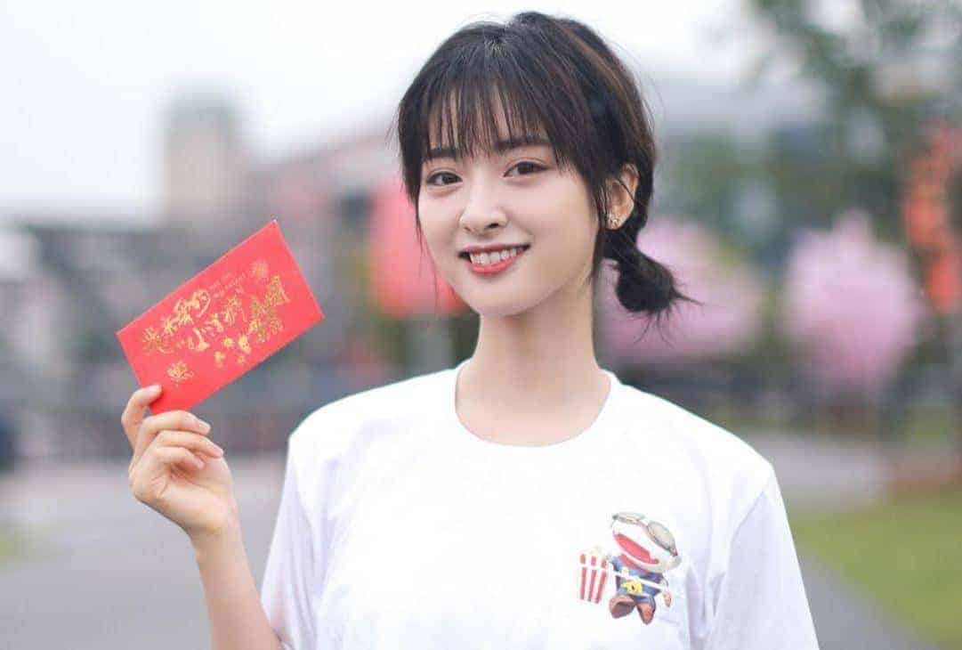 Biodata & Nama Fandom Shen Yue 沈月 Nama fandom Shen Yue adalah 月饼 (dibaca: yuè bǐng). Nama fandom ini memiliki arti kue bulan, dengan karakter "月 Yue" dari namanya. Biodata & Nama Fandom Shen Yue 沈月