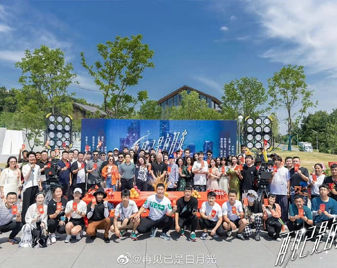 Dai Yanni & Deng Chaoyuan Bintangi Drama Modern "Zai Jian Yi Shi Bai Yue Guang 再见已是白月光" Drama modern "Zai Jian Yi Shi Bai Yue Guang / 再见已是白月光 / lit. Goodbye is the White Moonlight" yang dibintangi Dai Yanni, Deng Chaoyuan, Sun Yinghao (IXFORM), Luo Mi dan lainnya telah resmi menggelar upacara syutingnya. Dai Yanni & Deng Chaoyuan Bintangi Drama Modern "Zai Jian Yi Shi Bai Yue Guang 再见已是白月光"