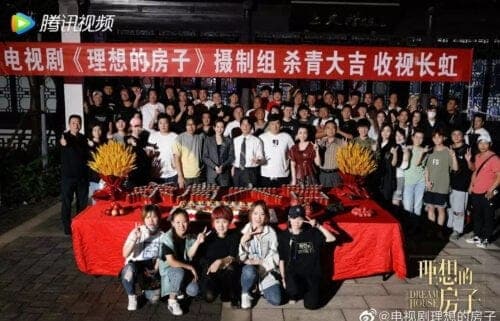 Dibintangi Pan Yueming dan Wang Ou, Proses Syuting Drama "Dream House" Telah Berakhir Melalui akun weibonya, drama "Dream House / 理想的房子" mengumumkan bahwa proses syuting mereka secara resmi telah berakhir. Dibintangi Pan Yueming dan Wang Ou, Proses Syuting Drama "Dream House" Telah Berakhir