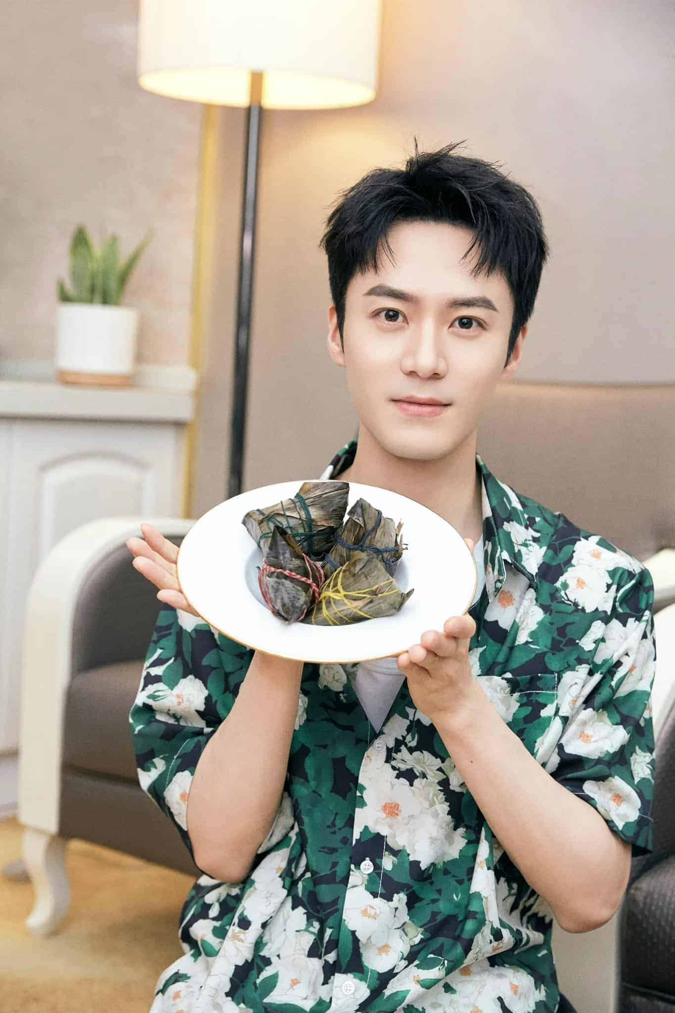 Kumpulan Potret Aktor Tiongkok Spesial Festival Perahu Naga Festival Perahu Naga merupakan salah satu dari festival penting dalam kebudayaan dan sejarah Tiongkok. Dalam bahasa Tionghoa, Festival Perahu Naga disebut sebagai Duanwu Jie (Hanzi: 端午节, Pinyin: Duānwǔ jié). Kumpulan Potret Aktor Tiongkok Spesial Festival Perahu Naga