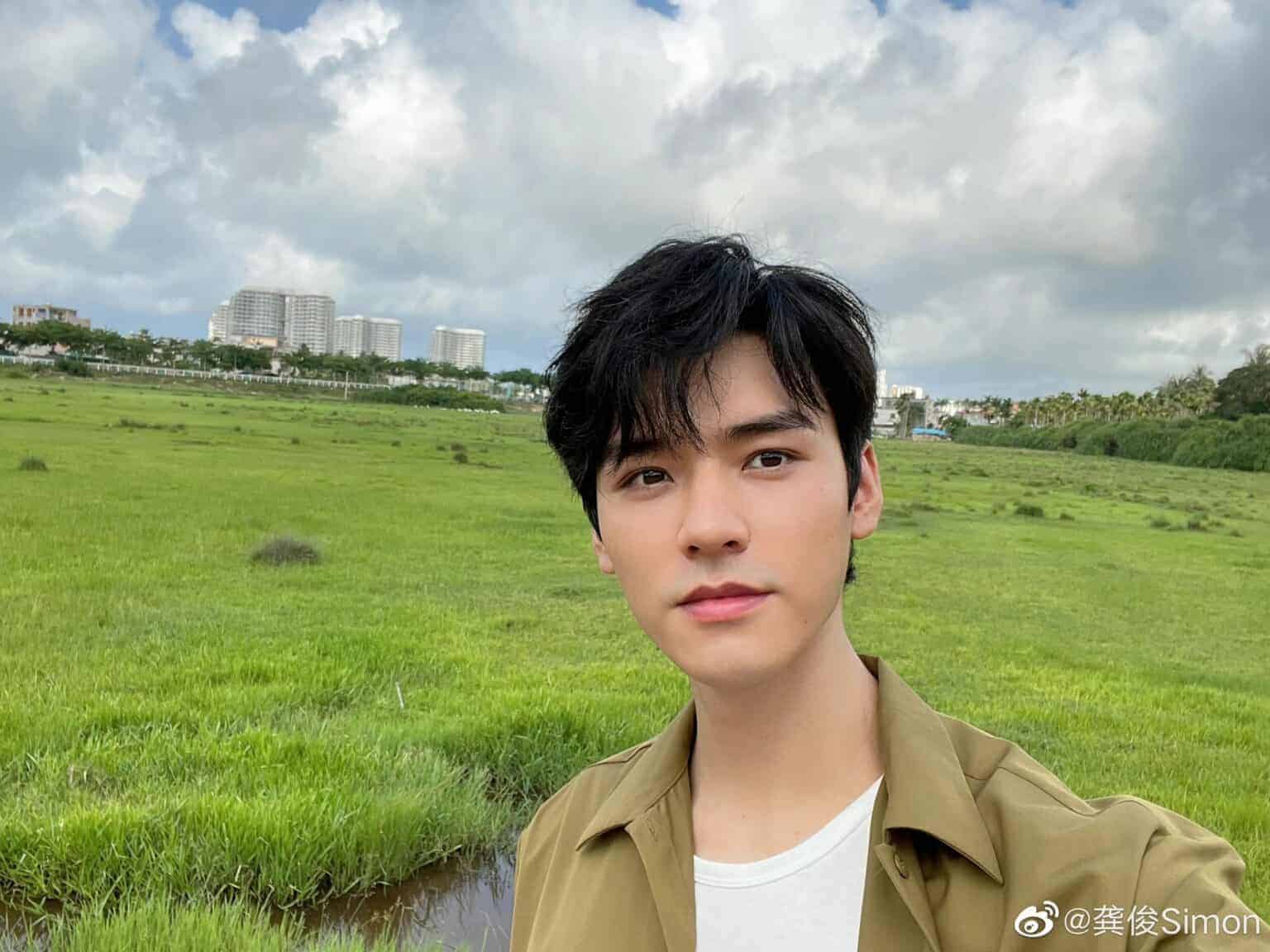 Kumpulan Potret Aktor Tiongkok Spesial Festival Perahu Naga Festival Perahu Naga merupakan salah satu dari festival penting dalam kebudayaan dan sejarah Tiongkok. Dalam bahasa Tionghoa, Festival Perahu Naga disebut sebagai Duanwu Jie (Hanzi: 端午节, Pinyin: Duānwǔ jié). Kumpulan Potret Aktor Tiongkok Spesial Festival Perahu Naga