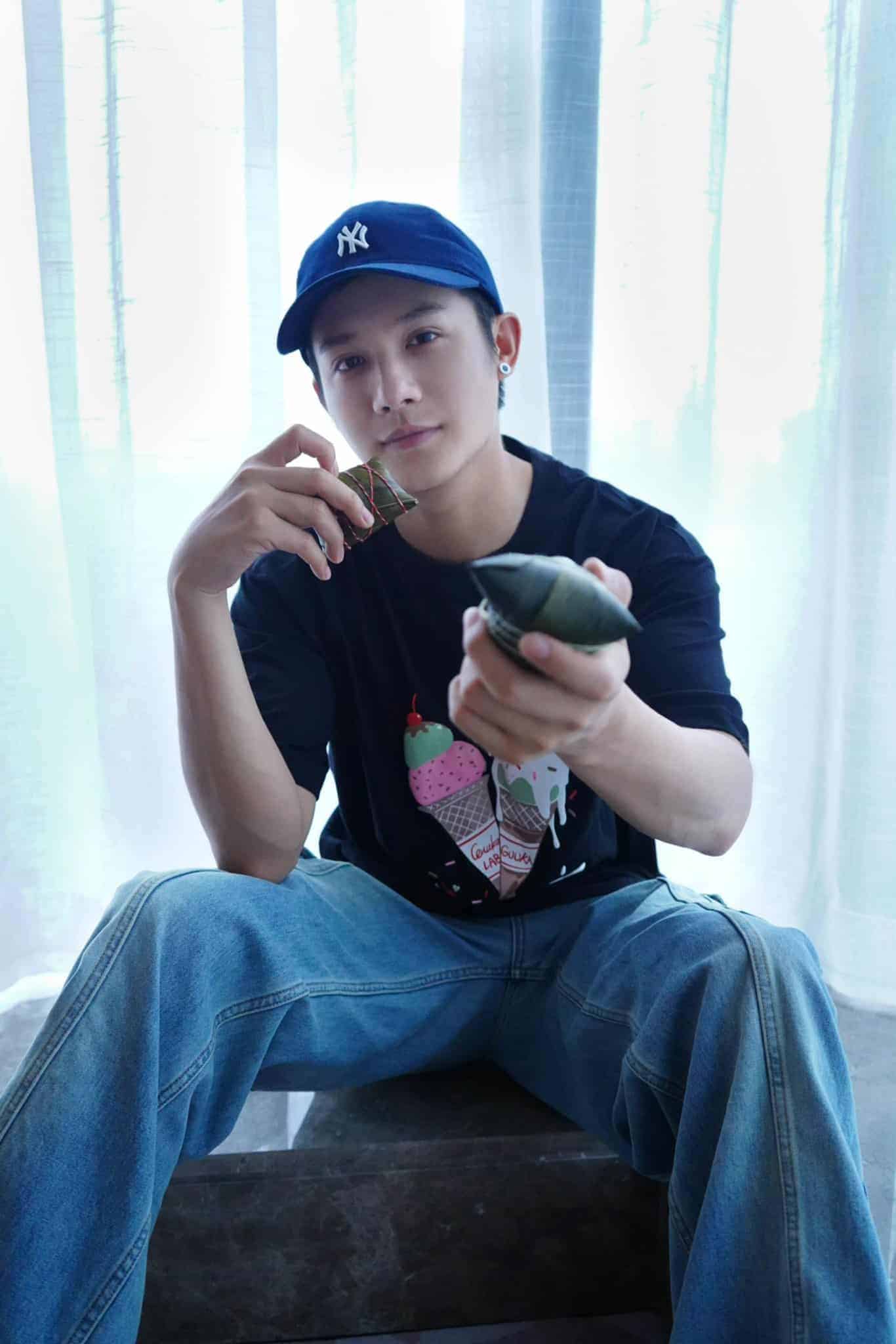 Kumpulan Potret Aktor Tiongkok Spesial Festival Perahu Naga Festival Perahu Naga merupakan salah satu dari festival penting dalam kebudayaan dan sejarah Tiongkok. Dalam bahasa Tionghoa, Festival Perahu Naga disebut sebagai Duanwu Jie (Hanzi: 端午节, Pinyin: Duānwǔ jié). Kumpulan Potret Aktor Tiongkok Spesial Festival Perahu Naga