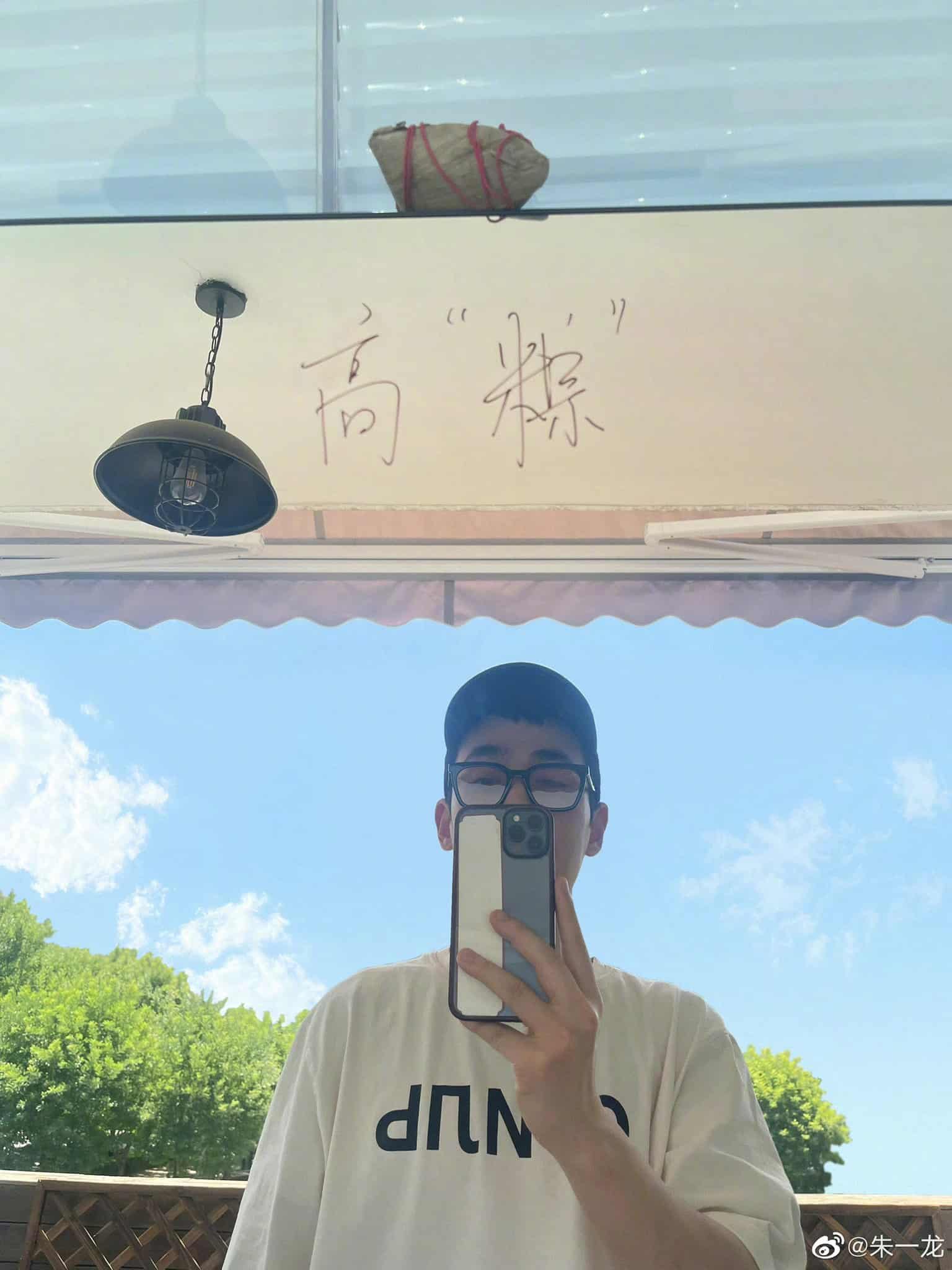 Kumpulan Potret Aktor Tiongkok Spesial Festival Perahu Naga Festival Perahu Naga merupakan salah satu dari festival penting dalam kebudayaan dan sejarah Tiongkok. Dalam bahasa Tionghoa, Festival Perahu Naga disebut sebagai Duanwu Jie (Hanzi: 端午节, Pinyin: Duānwǔ jié). Kumpulan Potret Aktor Tiongkok Spesial Festival Perahu Naga