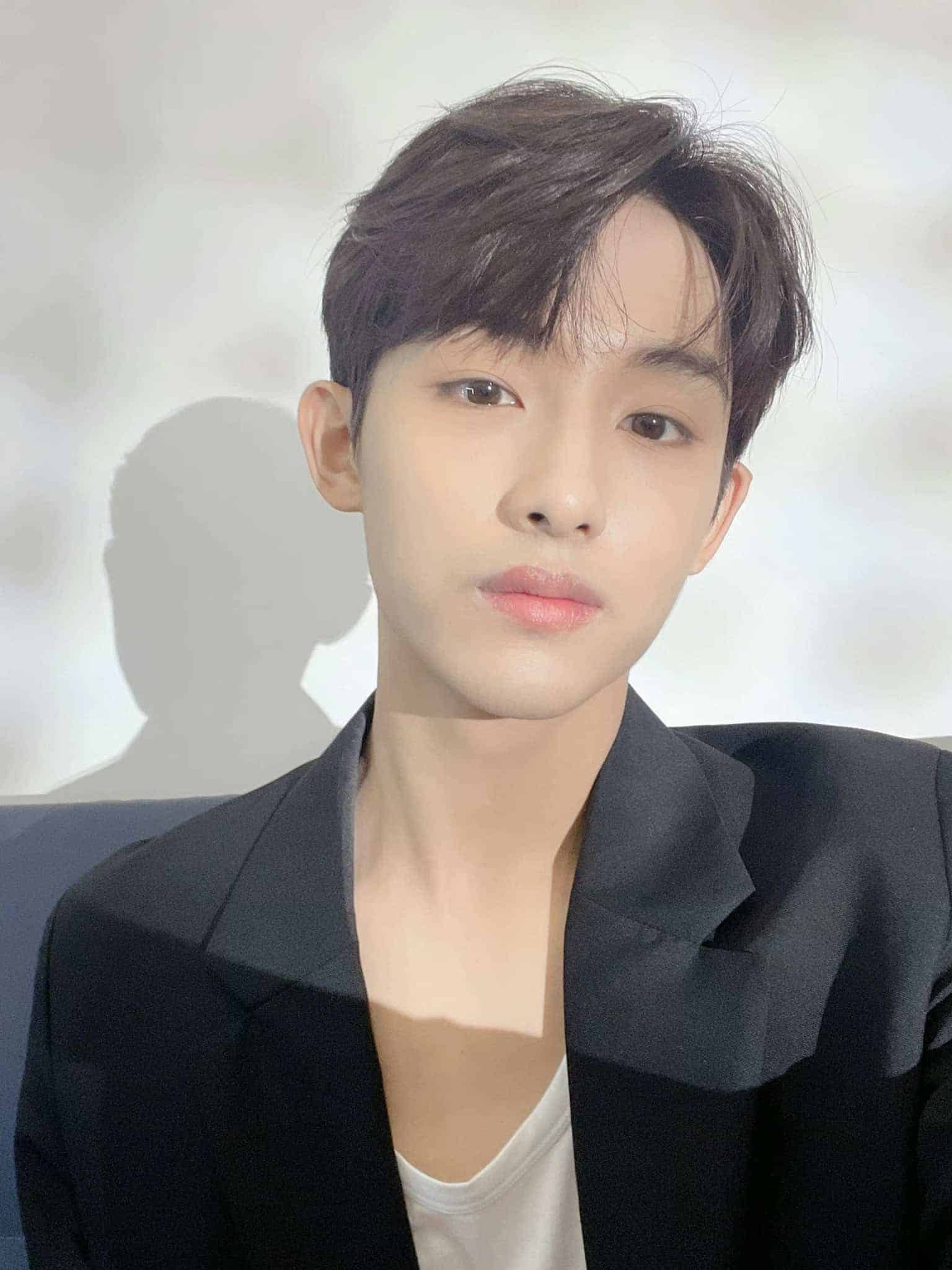 Kumpulan Potret Aktor Tiongkok Spesial Festival Perahu Naga Festival Perahu Naga merupakan salah satu dari festival penting dalam kebudayaan dan sejarah Tiongkok. Dalam bahasa Tionghoa, Festival Perahu Naga disebut sebagai Duanwu Jie (Hanzi: 端午节, Pinyin: Duānwǔ jié). Kumpulan Potret Aktor Tiongkok Spesial Festival Perahu Naga