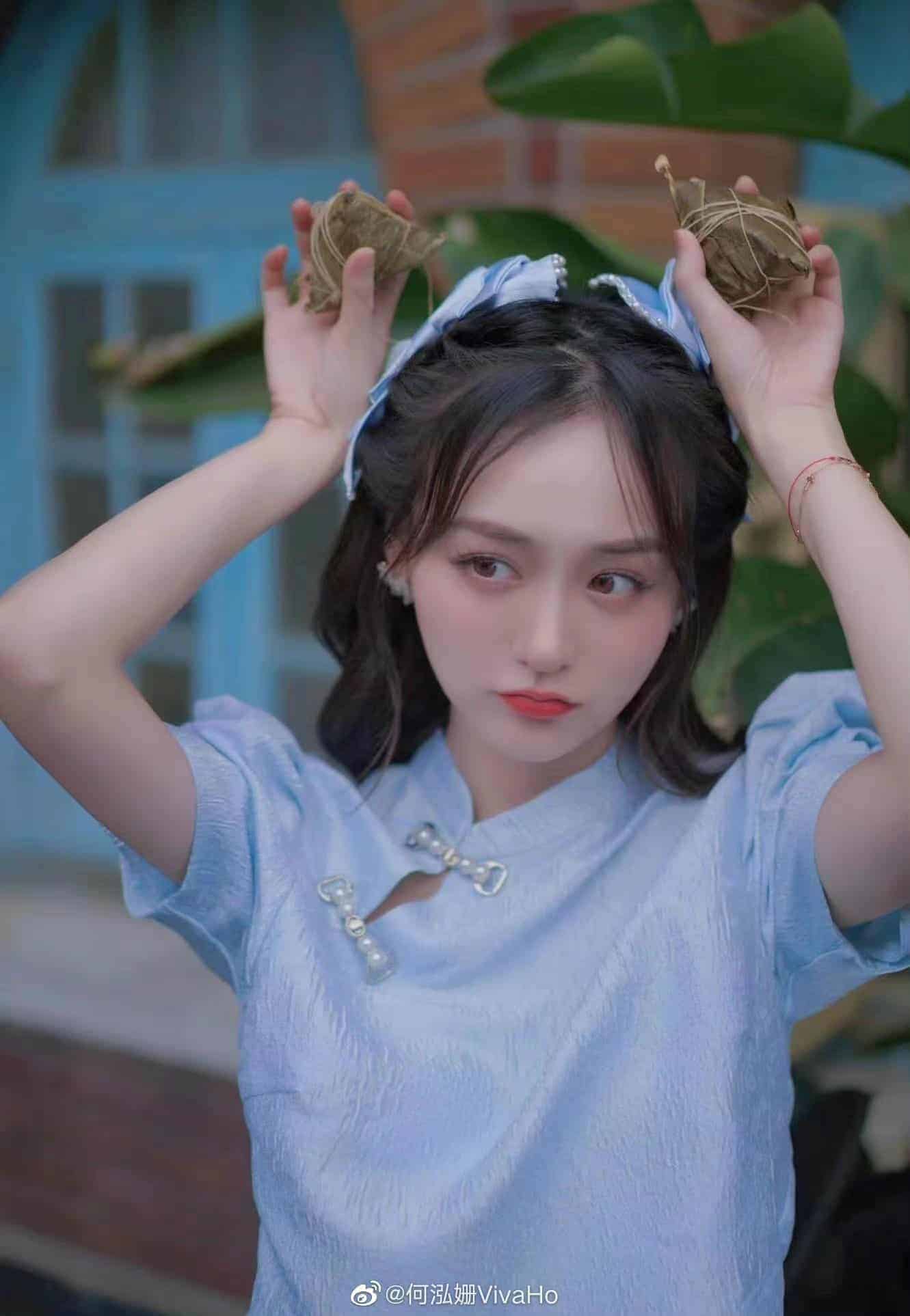 Kumpulan Potret Aktris Tiongkok Spesial Festival Perahu Naga Festival Perahu Naga merupakan salah satu dari festival penting dalam kebudayaan dan sejarah Tiongkok. Dalam bahasa Tionghoa, Festival Perahu Naga disebut sebagai Duanwu Jie (Hanzi: 端午节, Pinyin: Duānwǔ jié). Kumpulan Potret Aktris Tiongkok Spesial Festival Perahu Naga