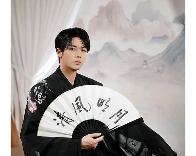 Lin Yanjun Kenakan Hanfu & Bawa Pedang Dalam Potret Barunya