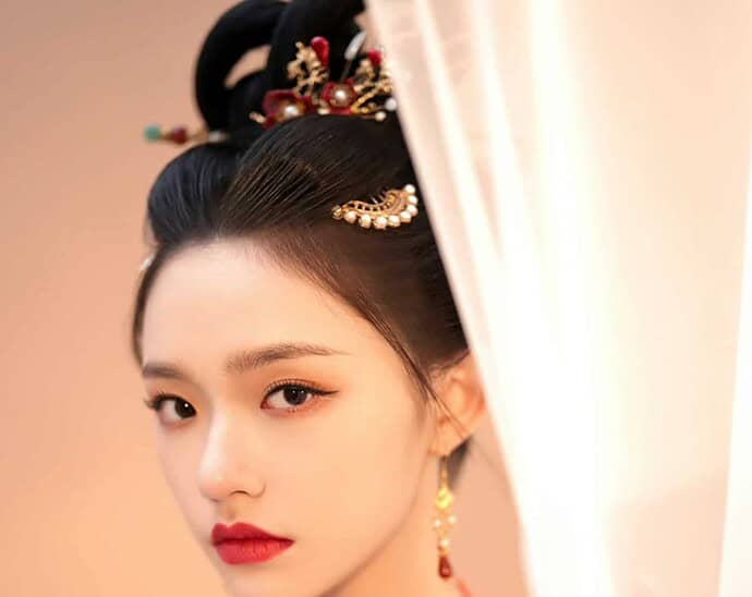Lin Yun Bagikan Pemotretan Kostum Untuk Drama "A Dream Of Splendor"