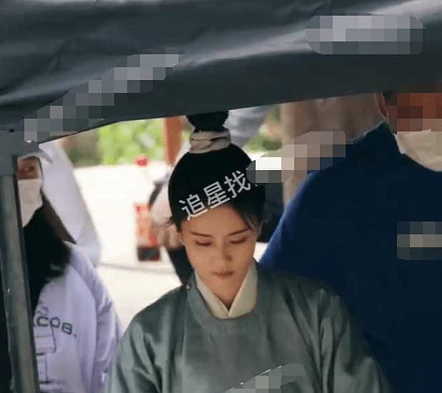 Potret Bai Lu Saat Syuting Drama Barunya “Ning An Ru Meng 宁安如梦" Potret Bai Lu saat syuting drama barunya “Ning An Ru Meng / 宁安如梦”. Di foto tersebut, Bai Lu mengenakan jubah hanfu biru, rambutnya diikat tinggi, dan ia menjadi seorang pemuda tampan. Potret Bai Lu Saat Syuting Drama Barunya “Ning An Ru Meng 宁安如梦"