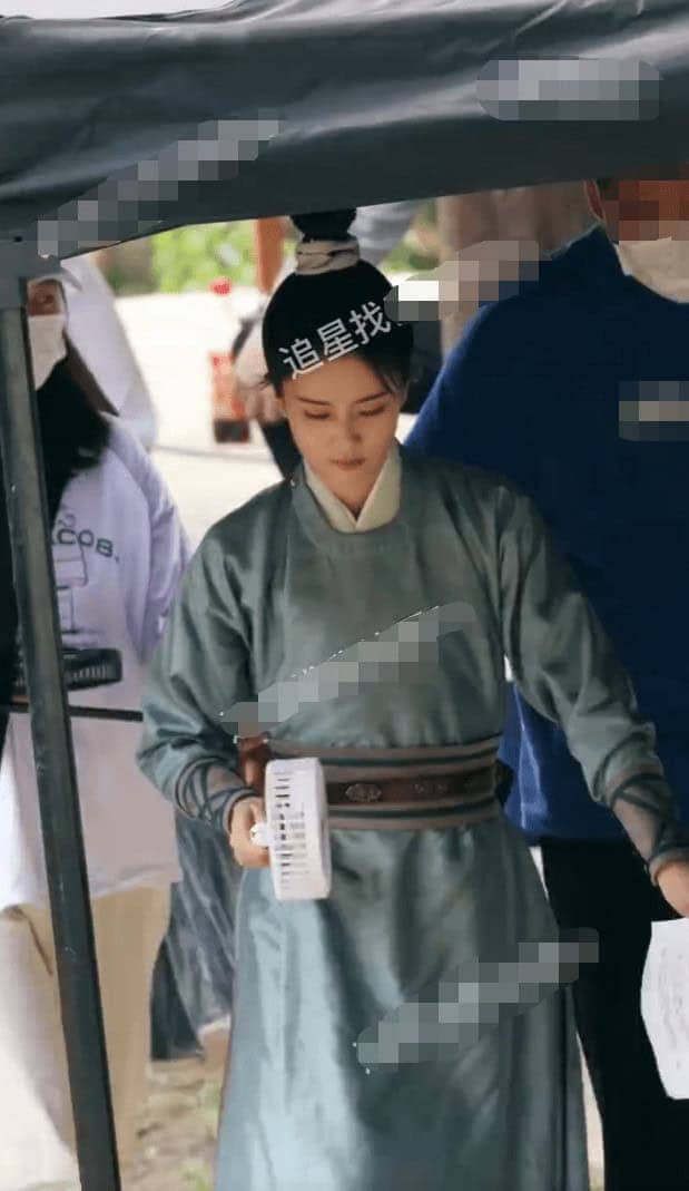 Potret Bai Lu Saat Syuting Drama Barunya “Ning An Ru Meng 宁安如梦" Potret Bai Lu saat syuting drama barunya “Ning An Ru Meng / 宁安如梦”. Di foto tersebut, Bai Lu mengenakan jubah hanfu biru, rambutnya diikat tinggi, dan ia menjadi seorang pemuda tampan. Potret Bai Lu Saat Syuting Drama Barunya “Ning An Ru Meng 宁安如梦"