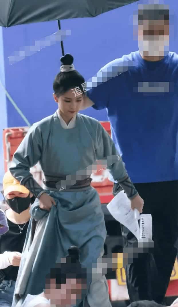 Potret Bai Lu Saat Syuting Drama Barunya “Ning An Ru Meng 宁安如梦" Potret Bai Lu saat syuting drama barunya “Ning An Ru Meng / 宁安如梦”. Di foto tersebut, Bai Lu mengenakan jubah hanfu biru, rambutnya diikat tinggi, dan ia menjadi seorang pemuda tampan. Potret Bai Lu Saat Syuting Drama Barunya “Ning An Ru Meng 宁安如梦"