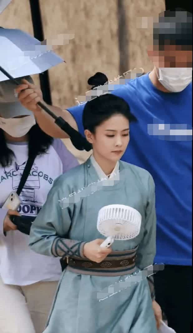 Potret Bai Lu Saat Syuting Drama Barunya “Ning An Ru Meng 宁安如梦" Potret Bai Lu saat syuting drama barunya “Ning An Ru Meng / 宁安如梦”. Di foto tersebut, Bai Lu mengenakan jubah hanfu biru, rambutnya diikat tinggi, dan ia menjadi seorang pemuda tampan. Potret Bai Lu Saat Syuting Drama Barunya “Ning An Ru Meng 宁安如梦"