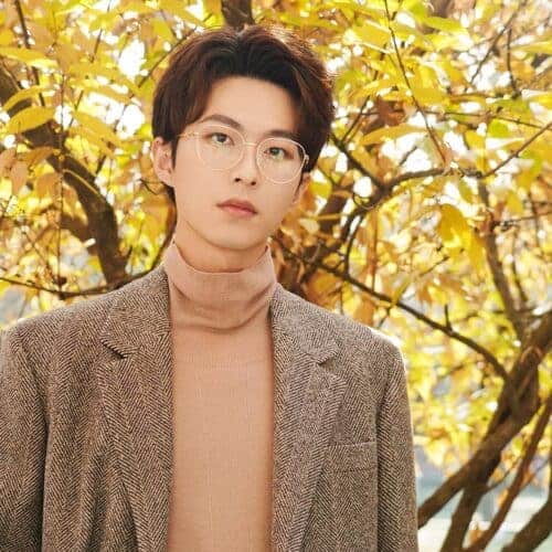 Potret Li Geyang Dengan Tampilan Profesor Berkacamata Telah menyelesaikan syuting drama barunya, Li Geyang bagikan beberapa potret barunya di akun weibo pribadinya. Potret Li Geyang Dengan Tampilan Profesor Berkacamata