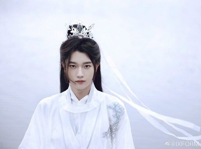 Potret Sun Yinghao Dengan Baju Hanfu