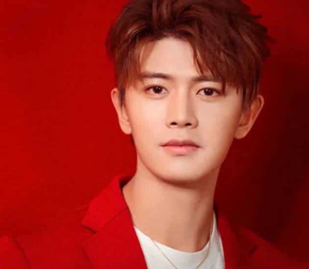 Biodata dan Profil Aktor Ren Jia Lun / Allen Ren (任嘉伦) Allen Ren, atau Ren Jia Lun, demikian dia juga dikenal, lahir Ren Guo Chao adalah seorang aktor Tiongkok. Ia lahir di Qingdao, Shandong, Tiongkok, dan memulai debutnya di dunia hiburan pada tahun 2014 ketika ia mengambil peran pertamanya dalam sebuah drama televisi, sebuah drama yang tidak akan tayang sampai tahun 2017. Terkenal karena perannya yang luar biasa dalam film tersebut. Drama sejarah tahun 2017, "The Glory of Tang Dynasty", ia pernah tampil di beberapa drama lainnya, di antaranya "Memory Lost Series" (2016), "Noble Aspirations" Series (2016), "Legend of the Dragon Pearl: The Indistinguishable Road "(2017)," Detective Dee "(2017)," The Destiny of White Snake "(2018)," Under The Power "(2019)," Autumn Cicada "(2019)," Never Say Goodbye "(2020), "The Beauty Admires They Who Grow Old Together" (2020) dan "Lan Yan Tu Ji" (2020). Biodata dan Profil Aktor Ren Jia Lun / Allen Ren (任嘉伦)