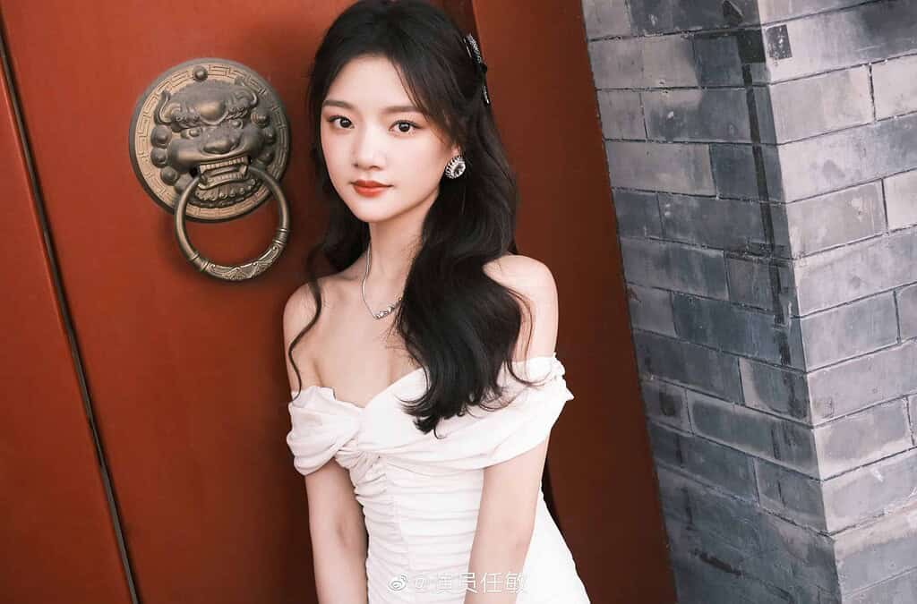 Biodata dan Profil Aktris Tiongkok, Ren Min 任敏 Ren Min adalah aktris Tiongkok yang sedang naik daun yang lahir di Hunan, Tiongkok, pada 17 Desember 1999. Tionghoa Org - Biodata dan Profil Aktris Tiongkok, Ren Min 任敏 - 1