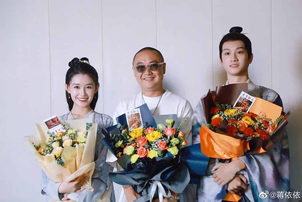 Jiang Yiyi & Ao Ziyi Telah Selesaikan Syuting Drama "Hua Jian Jiu Ren Jian Yue" Drama romansa historical “Hua Jian Jiu Ren Jian Yue / 花间酒人间月” yang dibintangi oleh Ao Ziyi, Jiang Yiyi, Ci Sha, Zhang Muxi dan lainnya telah selesaikan proses syutingnya dan bagikan poster barunya. Tionghoa Org - Jiang Yiyi & Ao Ziyi Telah Selesaikan Syuting Drama Hua Jian Jiu Ren Jian Yue - 1