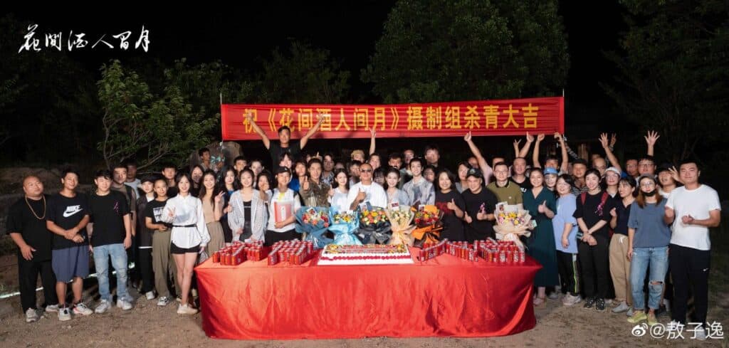 Jiang Yiyi & Ao Ziyi Telah Selesaikan Syuting Drama "Hua Jian Jiu Ren Jian Yue" Drama romansa historical “Hua Jian Jiu Ren Jian Yue / 花间酒人间月” yang dibintangi oleh Ao Ziyi, Jiang Yiyi, Ci Sha, Zhang Muxi dan lainnya telah selesaikan proses syutingnya dan bagikan poster barunya. Tionghoa Org - Jiang Yiyi & Ao Ziyi Telah Selesaikan Syuting Drama Hua Jian Jiu Ren Jian Yue - 2