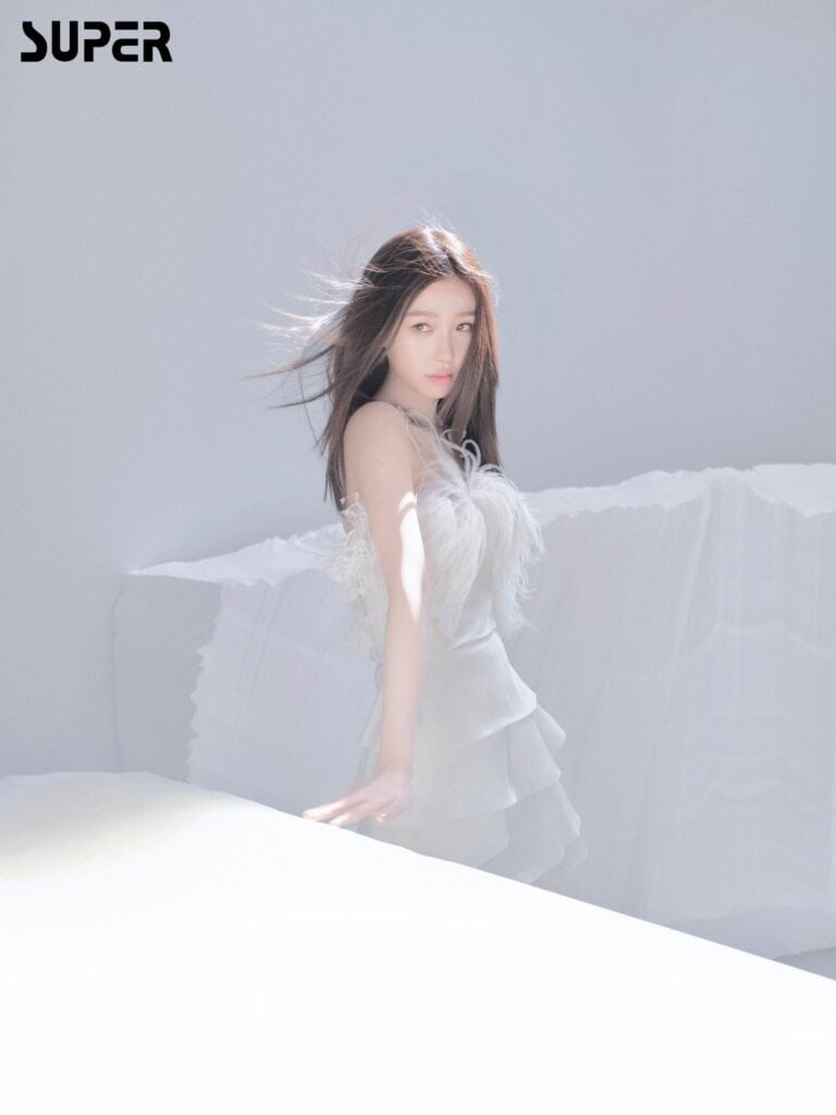 Tionghoa Org - Potret Esther Yu Shuxin Untuk Majalah SUPER Edisi Agustus 2022 - 2