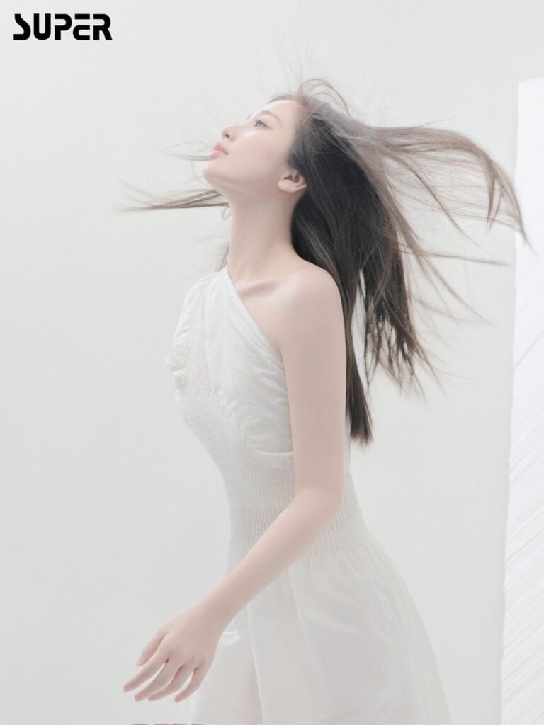 Tionghoa Org - Potret Esther Yu Shuxin Untuk Majalah SUPER Edisi Agustus 2022 - 3