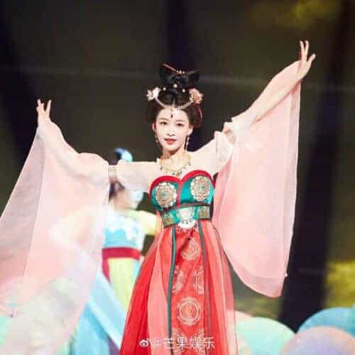 Sun Yi Tampil Dengan Gaun Merah Di Siaran Hello Saturday Sun Yi tampul dengan gaun merah Di Siaran Hello Saturday beberapa hari lalu. Tionghoa Org - Sun Yi Tampil Dengan Gaun Merah Di Siaran Hello Saturday - 4