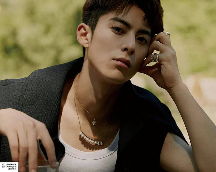 Tionghoa Org - Wang Hedi Dalam Sampul Majalah Madame Figaro Hommes Edisi Agustus 2022 - 1