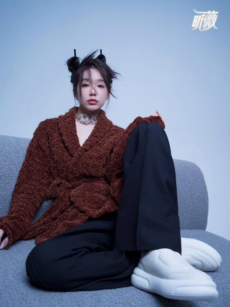 Tionghoa Org - Xu Mengjie Dalam Sampul Majalah Xinwei Edisi September 2022 - 2