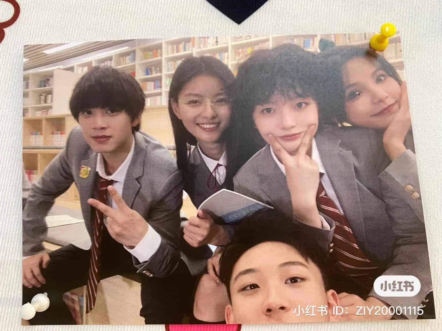 Wu Hai, Sun Meilin, Zhu Linyu Telah Selesaikan Syuting Drama "She Is Still Cute Today" Zhu Linyu dan studio Wu Hai bagikan foto baru dengan para pemain drama remaja "She Is Still Cute Today / 今天的她也是如此可爱" saat mereka menyelesaikan syutingnya. Wu Hai, Sun Meilin, Zhu Linyu Telah Selesaikan Syuting Drama "She Is Still Cute Today"