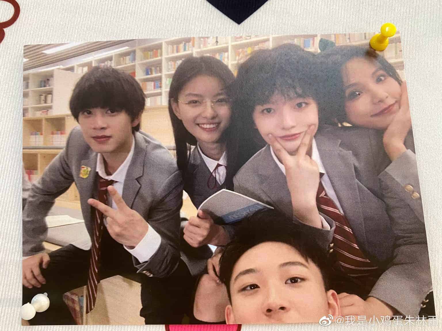 Wu Hai, Sun Meilin, Zhu Linyu Telah Selesaikan Syuting Drama "She Is Still Cute Today" Zhu Linyu dan studio Wu Hai bagikan foto baru dengan para pemain drama remaja "She Is Still Cute Today / 今天的她也是如此可爱" saat mereka menyelesaikan syutingnya. Wu Hai, Sun Meilin, Zhu Linyu Telah Selesaikan Syuting Drama "She Is Still Cute Today"